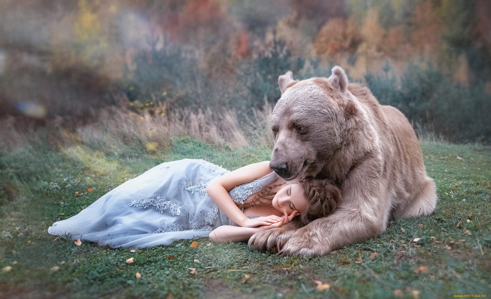 Фото медведь обнимает девушку